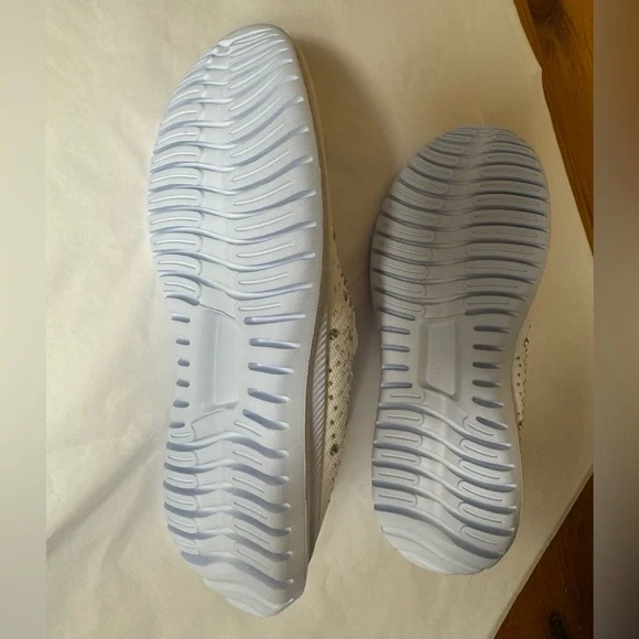 NWOT Women’s Slip-On Sneakers With Rhinestones Accents Lightweight White Size 8 - Picture 9 of 9